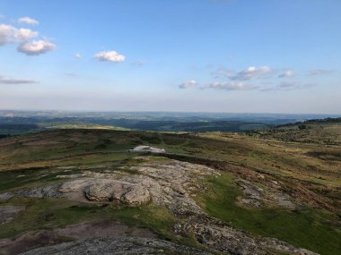 Dartmoor Ulusal Parkı 'nda Dartmoor, İngiltere, İngiltere' deki Haytor kayalarının manzarası.