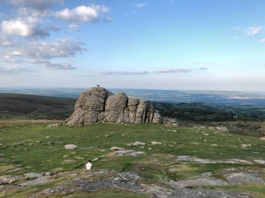 Dartmoor Ulusal Parkı 'nda Dartmoor, İngiltere, İngiltere' deki Haytor kayalarının manzarası.