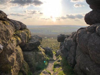 Dartmoor Ulusal Parkı 'nda Dartmoor, İngiltere, İngiltere' deki Haytor kayalarının manzarası.