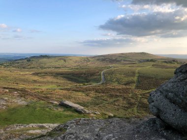 Dartmoor Ulusal Parkı 'nda Dartmoor, İngiltere, İngiltere' deki Haytor kayalarının manzarası.