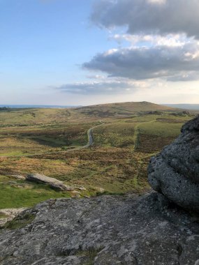 Dartmoor Ulusal Parkı 'nda Dartmoor, İngiltere, İngiltere' deki Haytor kayalarının manzarası.
