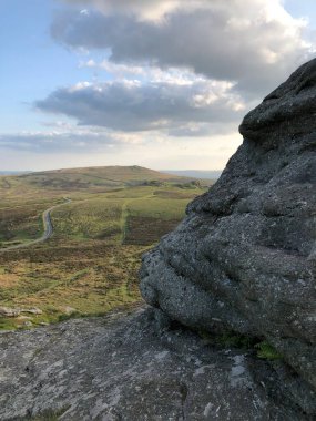 Dartmoor Ulusal Parkı 'nda Dartmoor, İngiltere, İngiltere' deki Haytor kayalarının manzarası.