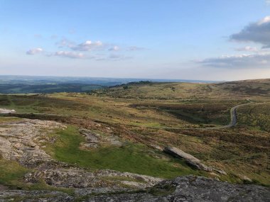 Dartmoor Ulusal Parkı 'nda Dartmoor, İngiltere, İngiltere' deki Haytor kayalarının manzarası.