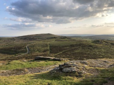 Dartmoor Ulusal Parkı 'nda Dartmoor, İngiltere, İngiltere' deki Haytor kayalarının manzarası.
