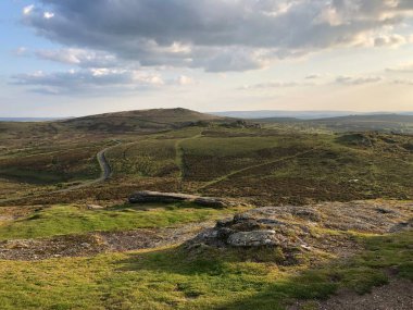 Dartmoor Ulusal Parkı 'nda Dartmoor, İngiltere, İngiltere' deki Haytor kayalarının manzarası.