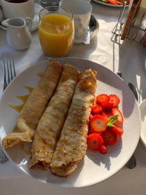 Sabah sabah taze çilekli kahvaltı krepleri tabakta..