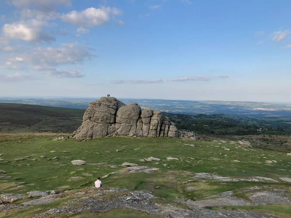 Dartmoor Ulusal Parkı 'nda Dartmoor, İngiltere, İngiltere' deki Haytor kayalarının manzarası.