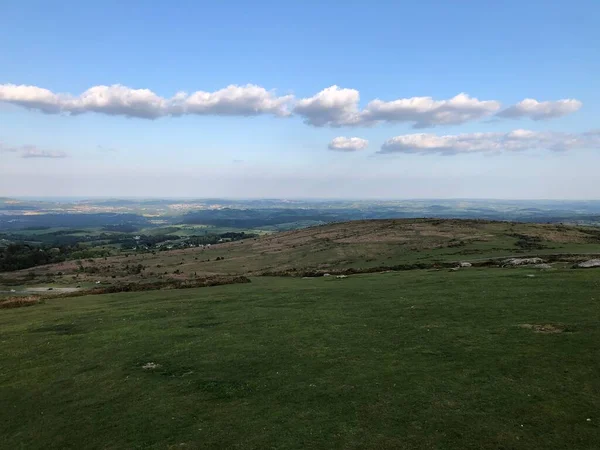 Dartmoor Ulusal Parkı 'nda Dartmoor, İngiltere, İngiltere' deki Haytor kayalarının manzarası.