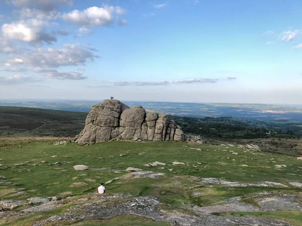 Dartmoor Ulusal Parkı 'nda Dartmoor, İngiltere, İngiltere' deki Haytor kayalarının manzarası.