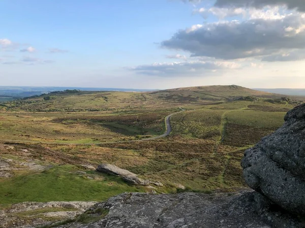 Dartmoor Ulusal Parkı 'nda Dartmoor, İngiltere, İngiltere' deki Haytor kayalarının manzarası.