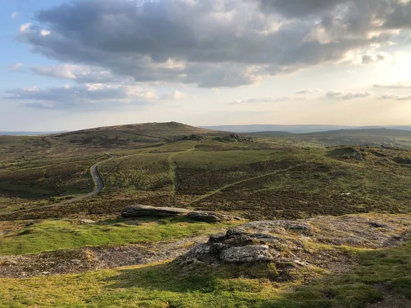 Dartmoor Ulusal Parkı 'nda Dartmoor, İngiltere, İngiltere' deki Haytor kayalarının manzarası.