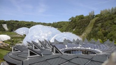 Cornwall, İngiltere, İngiltere - 1 Haziran 2023: Eden Project 'in biyografi ve Core binasının çatısı görüşü. CORE 'un çatısı, Eden Projesi Bilgi Merkezi