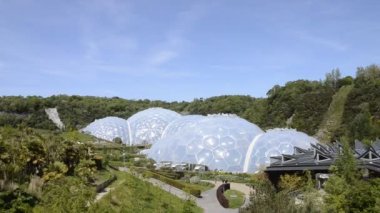Cornwall, İngiltere, İngiltere - 1 Haziran 2023: Eden Project 'in biyografi ve Core binasının çatısı görüşü. CORE 'un çatısı, Eden Projesi Bilgi Merkezi