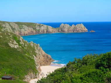 Lands End yarımadasının güney sahilindeki manzara Porthcurno Sahili, Batı Cornwall