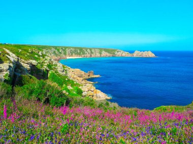 Lands End yarımadasının güney sahilindeki manzara Porthcurno Sahili, Batı Cornwall