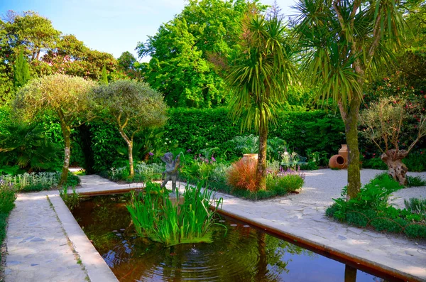 イギリス庭園と池 イギリスの失われたヘリガン ペンテワン コーンウォール庭園 イギリスの庭園池 — ストック写真