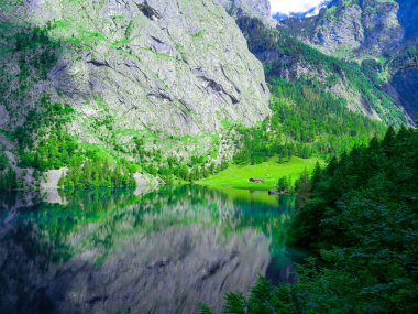 Obersee Gölü, Berchtesgaden, Bavyera, Almanya. Doğa manzarası, ulusal park rezervi. Alps Dağı ve Obersee Gölü 'nün muhteşem manzarası. Konigsee Panoraması. 