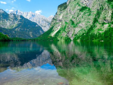 Obersee Gölü, Berchtesgaden, Bavyera, Almanya. Doğa manzarası, ulusal park rezervi. Alps Dağı ve Obersee Gölü 'nün muhteşem manzarası. Konigsee Panoraması. 
