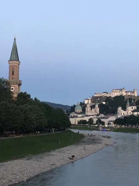 Salzach Nehri, Salzburg Katedrali, Kollegien Kilisesi, Hohensalzburg Şatosu, Salzburg, Avusturya. Salzburg 'un Panoramik Hayatı