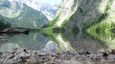 Obersee Gölü, Berchtesgaden, Bavyera, Almanya. Doğa manzarası, ulusal park rezervi. Alps Dağı ve Obersee Gölü 'nün muhteşem manzarası. Konigsee Panoraması