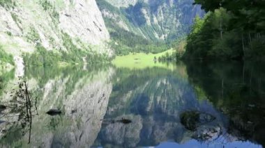 Obersee Gölü, Berchtesgaden, Bavyera, Almanya. Doğa manzarası, ulusal park rezervi. Alps Dağı ve Obersee Gölü 'nün muhteşem manzarası. Konigsee Panoraması