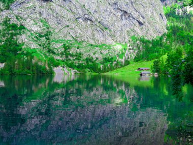 Obersee Gölü, Berchtesgaden, Bavyera, Almanya. Doğa manzarası, ulusal park rezervi. Alps Dağı ve Obersee Gölü 'nün muhteşem manzarası. Konigsee Panoraması. 