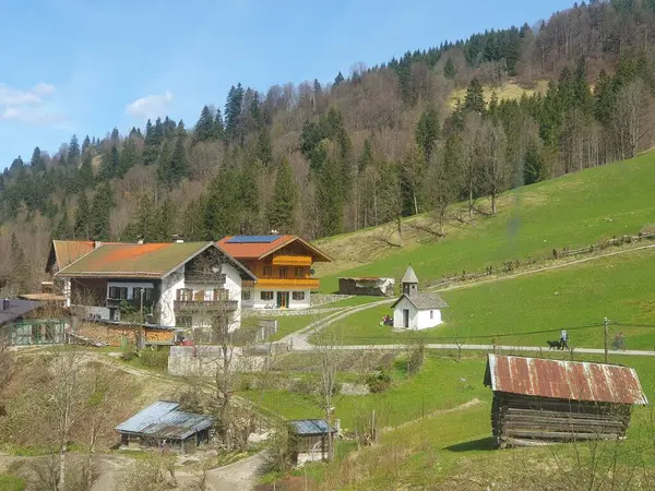Bavyera dağ kasabası Garmisch, Yukarı Bavyera 'da yürüyüş. Bavyera Alpleri 'ndeki dağ manzarası. Graseck Alm, dağ yürüyüşü. Garmisch 'te Dağ Yürüyüşü