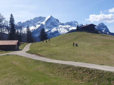 Manzara manzarası Eckbauer Alm dağ çayırı Garmisch yakınlarında