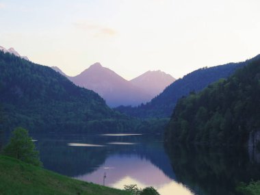 Alpsee Gölü 'nün batışı manzarası, Bavyera, Almanya. Dağlar ve göl manzarası