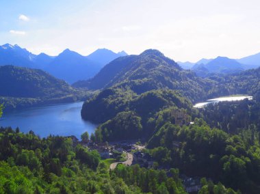 Almanya, Bavyera 'daki Alpsee Gölü' ndeki havadan manzara manzarası. Dağlar ve göl manzarası