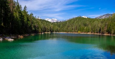 Eibsee Gölü 'nün yaz manzarası, Bavyera, Almanya bayrağı