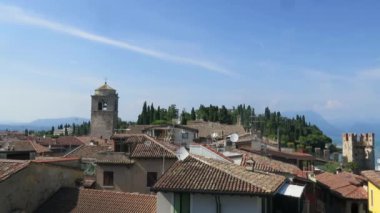 Sirmione 'de Garda Gölü' ndeki panoramik manzara ve Scaligero Kalesi 'ndeki tipik bir İtalyan köyü.