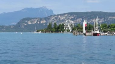Bardolino 'da Garda Gölü' nde panoramik manzara ve armuttan tipik bir İtalyan köyünde dönme dolap.