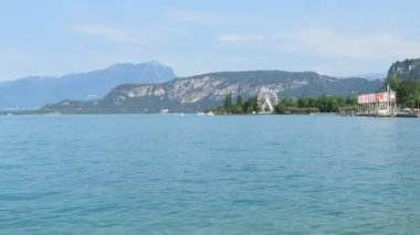 Bardolino 'da Garda Gölü' nde panoramik manzara ve armuttan tipik bir İtalyan köyünde dönme dolap.