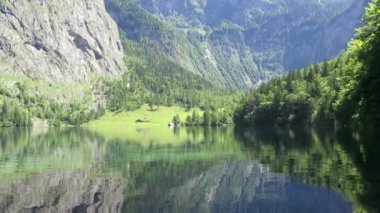 Obersee Gölü, Berchtesgaden, Bavyera, Almanya. Doğa manzarası, ulusal park rezervi. Alps Dağı ve Obersee Gölü 'nün muhteşem manzarası. Konigsee Panoraması