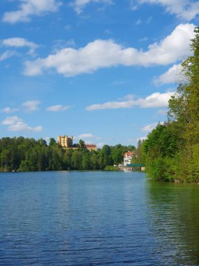 Alpsee Gölü manzarası, Bavyera, Almanya. Manzara dağları, kale ve göl