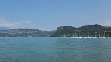 Bardolino 'da Garda Gölü' nde panoramik manzara ve armuttan tipik bir İtalyan köyünde dönme dolap.