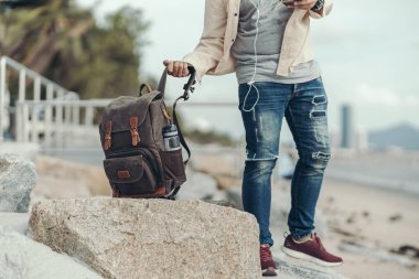 Turistler çanta taşıyor. Sırt çantası ve seyahat kavramı