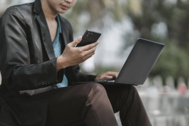 Şirketten kovulan veya istifa eden çalışanlar iş bulmak ve görüşme ayarlamak için cep telefonlarını kullanıyorlar