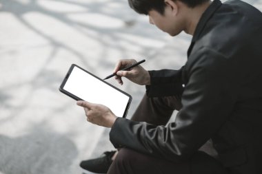 Şirketten kovulan ya da istifa eden çalışanlar iş bulmak için tablet kullanıyorlar