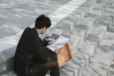 Şirketten kovulan ya da istifa eden çalışanlar iş başvuru formu hazırlıyorlar. İşsiz, işe alımlı, iş bırakma konsepti.