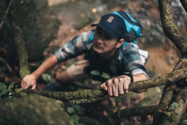 Los Excursionistas Están Escalando Roca Usando Sus Manos Las Vides — Foto de Stock