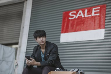 Çalışanların işten çıkarılması veya istifa etmesi iş aramak için cep telefonlarını kullanıyor