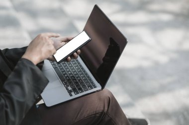 Şirketten kovulan veya istifa eden çalışanlar iş bulmak ve görüşme ayarlamak için cep telefonlarını kullanıyorlar