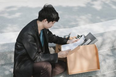 Şirketten kovulan ya da istifa eden çalışanlar iş başvuru formu hazırlıyorlar. İşsiz, işe alımlı, iş bırakma konsepti.