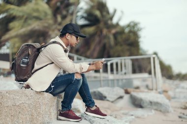 Turistler eğlence, restoran ya da otel bulmak için haritalar tutuyorlar. Sırt çantası ve seyahat kavramı.