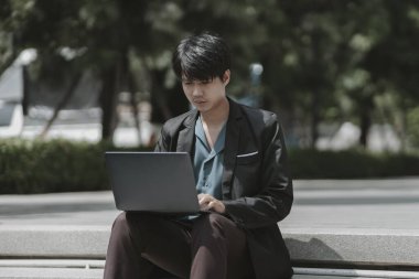 Çalışanlar şirketten kovuldu ya da istifa etti iş bulmak için dizüstü bilgisayar kullandı, görüşme ayarladı