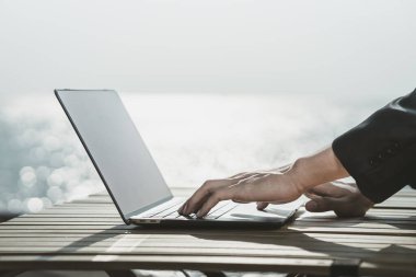 Çalışanlar şirketten kovuldu ya da istifa etti iş bulmak için dizüstü bilgisayar kullandı, görüşme ayarladı