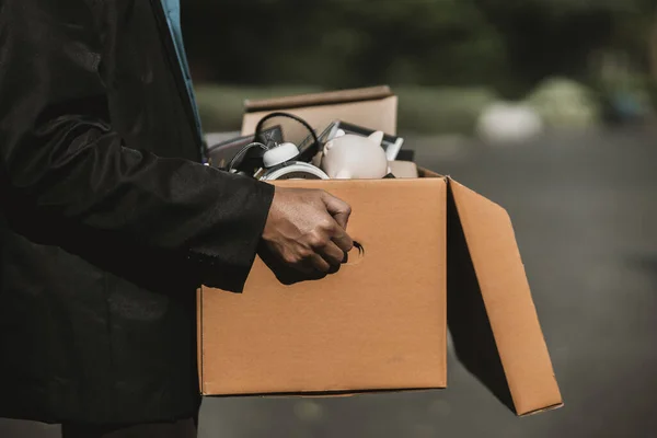 同社から解雇または退職したビジネスマンは 新しい仕事を探して通りに箱を運んでいます 仕事の概念の廃止 — ストック写真