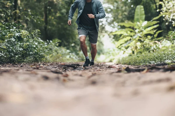 健康的生活方式年轻健康的男人管理着森林 户外运动 健康生活方式概念 — 图库照片